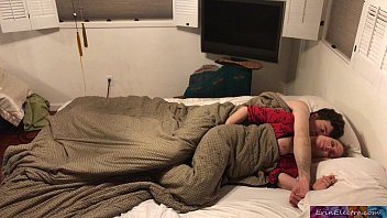 Сожитель ебет русскую гимнастку на кровати по окончании того, как она окончила разминку