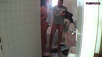 Молодая девушка в лифчике занимается анально-вагинальным трахом в своей комнате